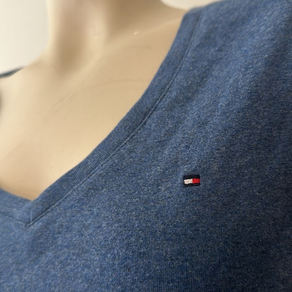 Tommy Hilfiger Vneck shirt women’s Medium NWT - Picture 2 of 2